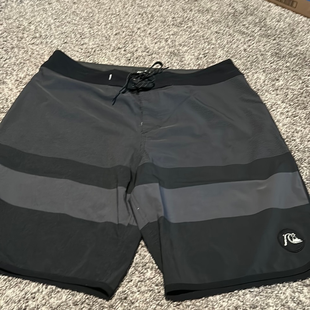 Mens quicksilver board shorts size 34